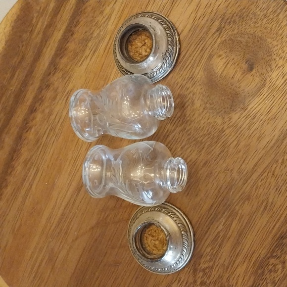 Pair Quaker Sterling Silver Etched Glass Salt & Pepper Shakers - Picture 8 of 13